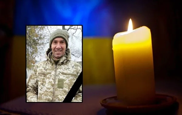 Український військовий та запалена свічка пам’яті