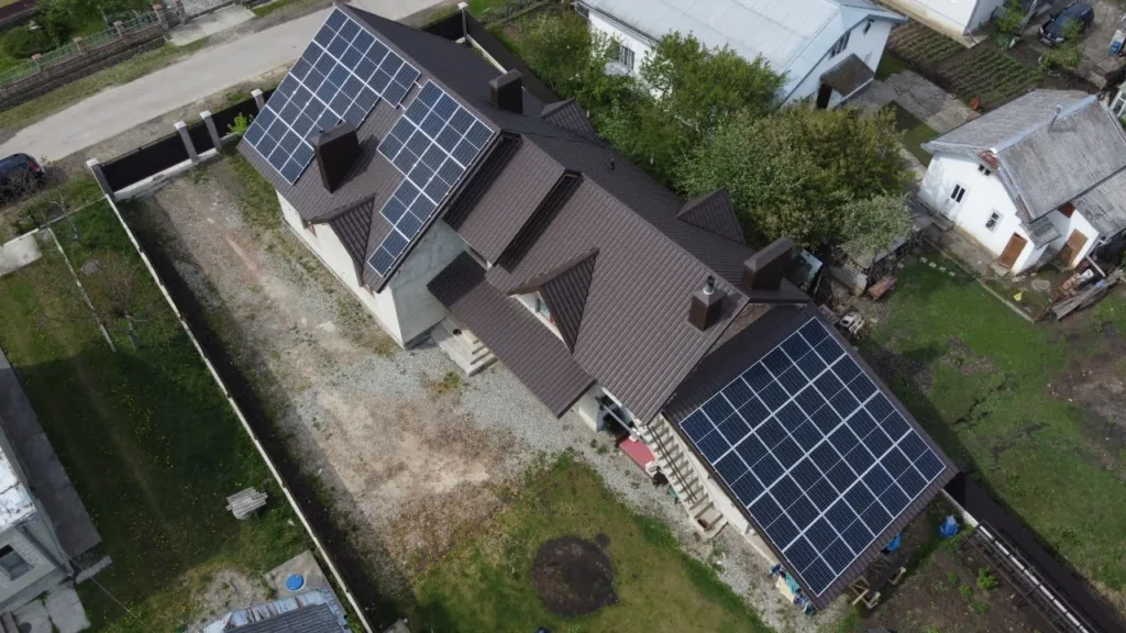 Будинок із сонячними панелями на даху