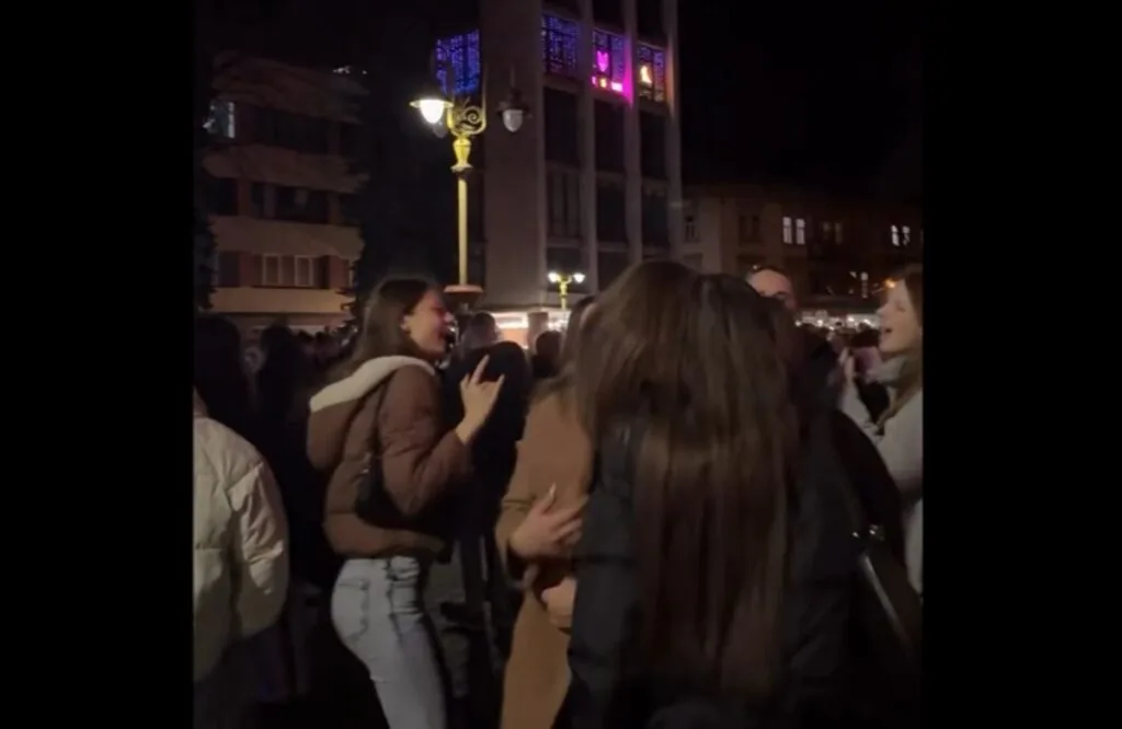 Люди святкують на вулиці вночі