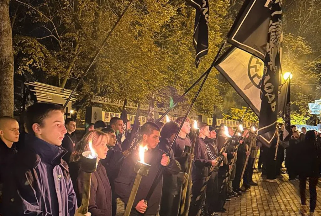 Нічна хода з факелами та прапорами у парку