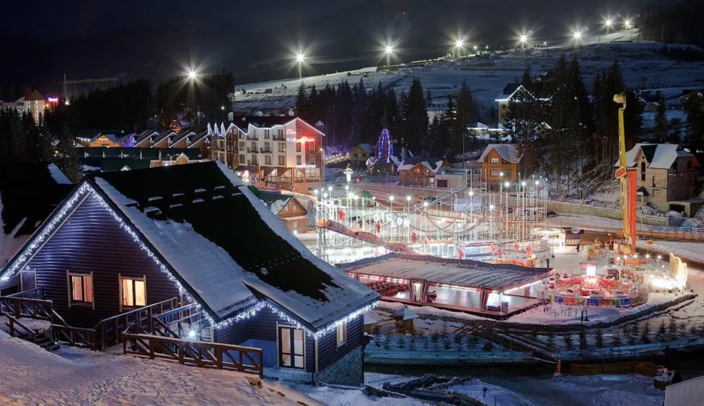 Нічний гірськолижний курорт з підсвіткою та атракціонами