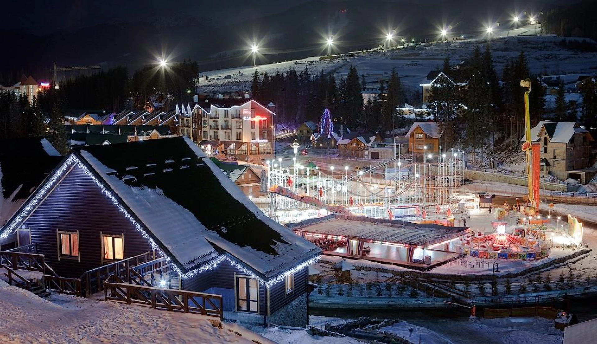 Нічний гірськолижний курорт з підсвіткою та атракціонами