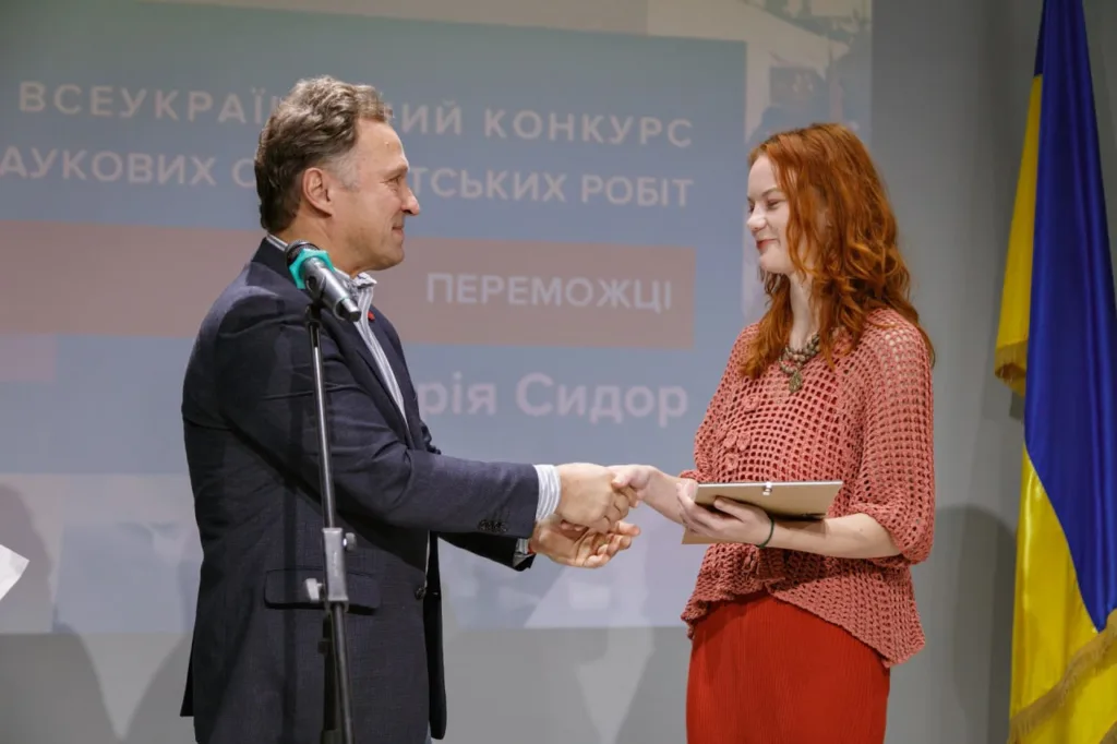 Нагородження переможниці студентського конкурсу в Україні