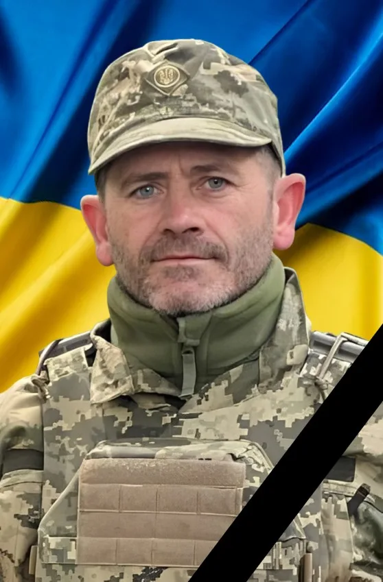 Український військовий на тлі прапора України