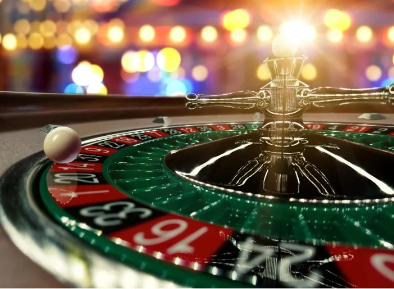 Кулька на колесі рулетки у казино