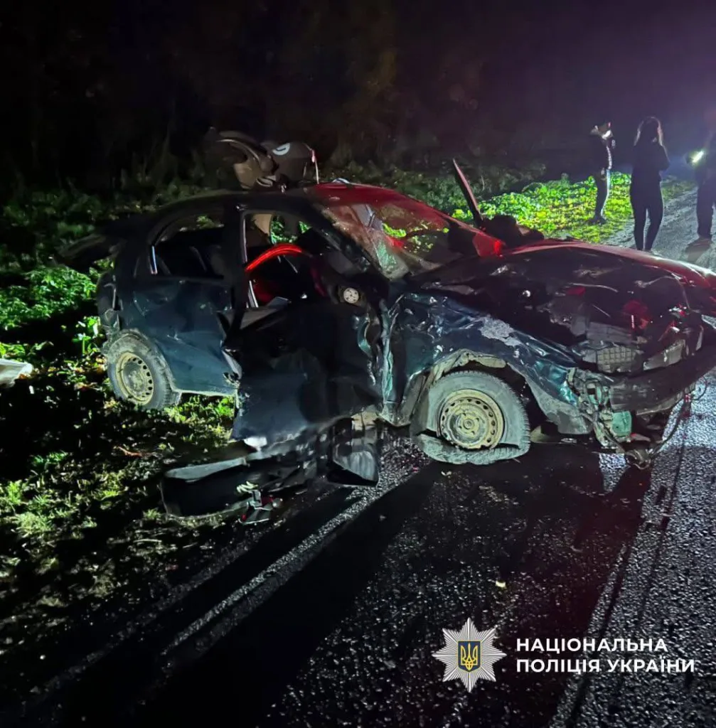 ДТП вночі, понівечений автомобіль на дорозі