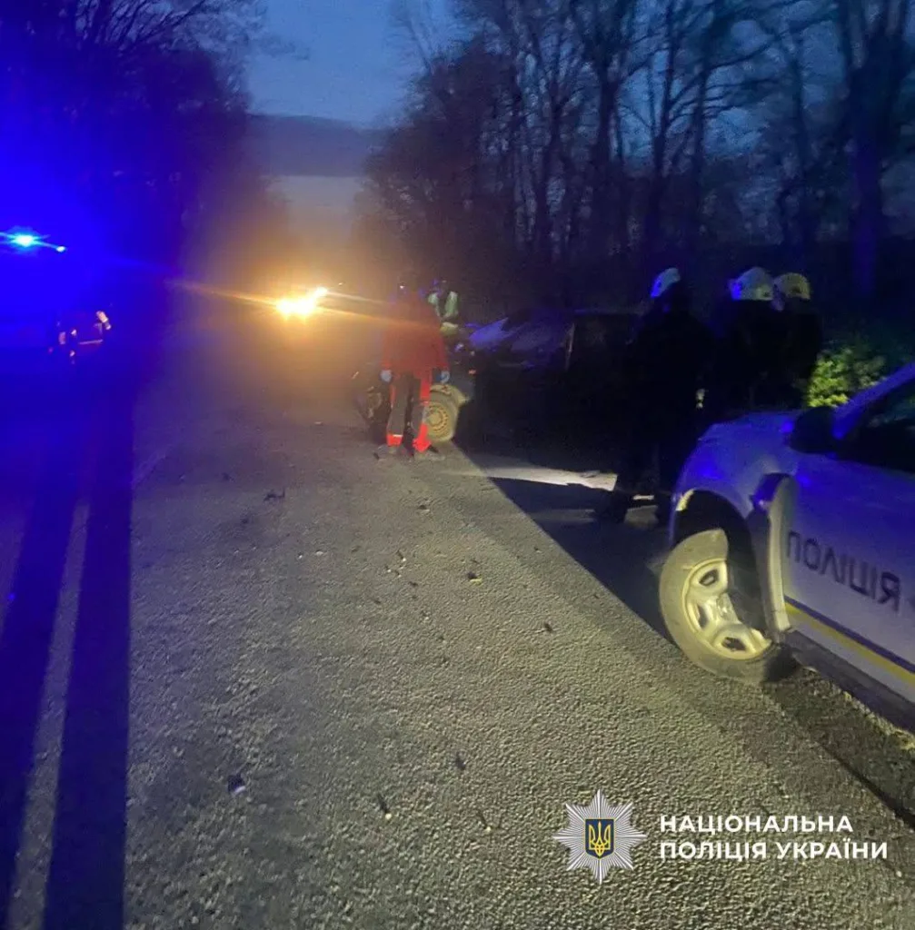 Нічна дорожньо-транспортна пригода за участю поліції