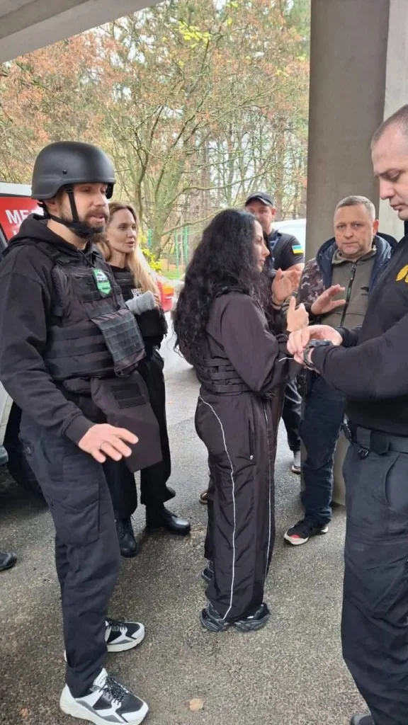 Люди в бронежилетах розмовляють на вулиці