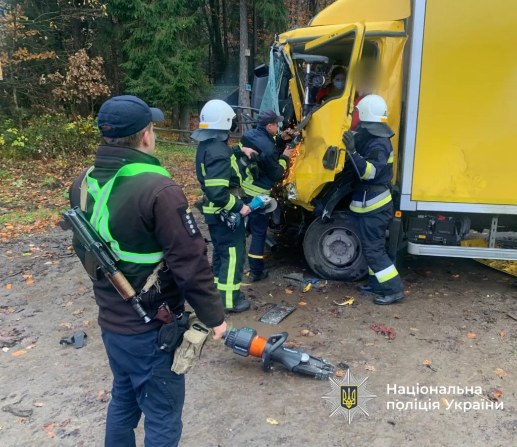 Рятувальники допомагають водію після ДТП вантажівки