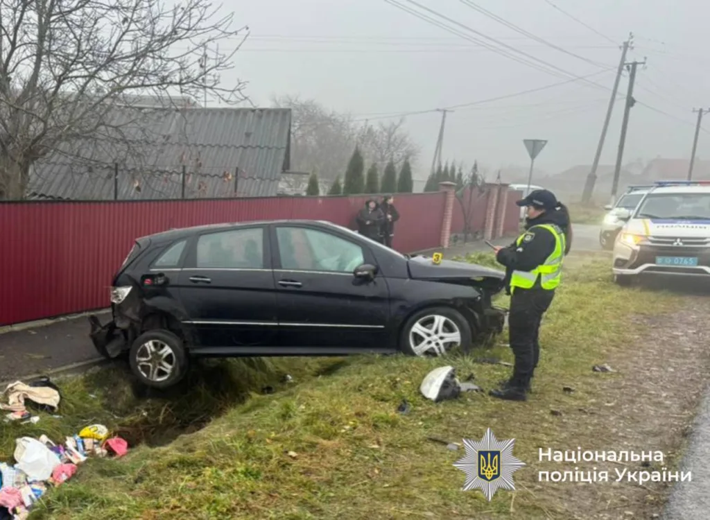Поліція оглядає місце ДТП з чорним автомобілем