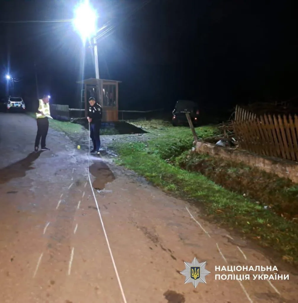 Поліція досліджує місце аварії вночі