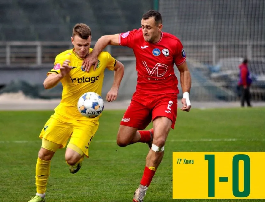 Футболісти борються за м'яч під час матчу