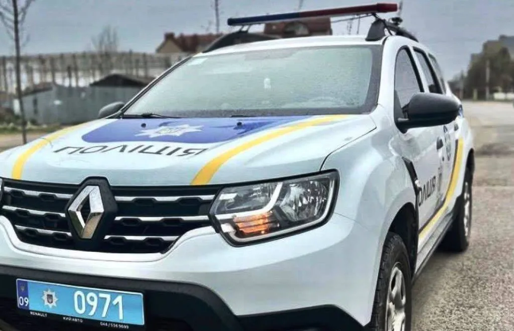 Поліцейський автомобіль Renault на вулиці