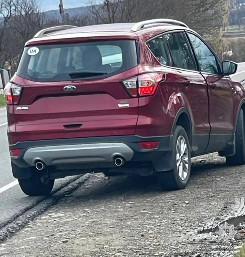 Червоний позашляховик Ford на узбіччі дороги