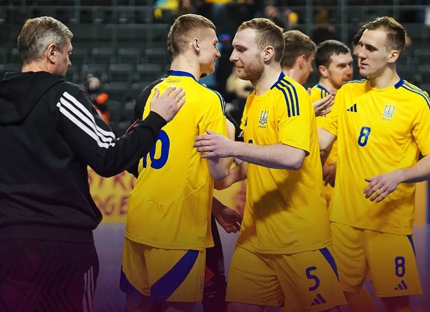 Гравці збірної України вітають один одного на матчі