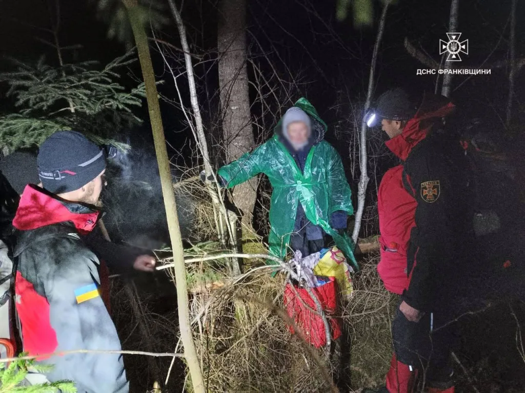 Рятувальники знаходять людину в лісі вночі