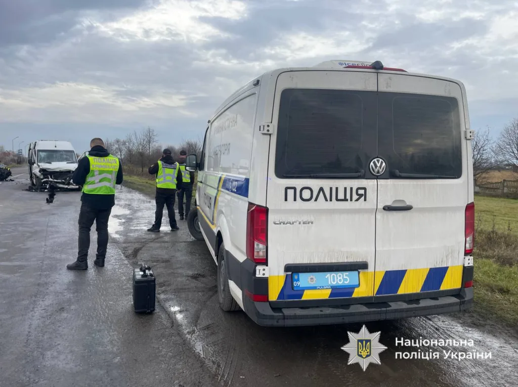 Поліцейські оглядають місце дорожньо-транспортної пригоди