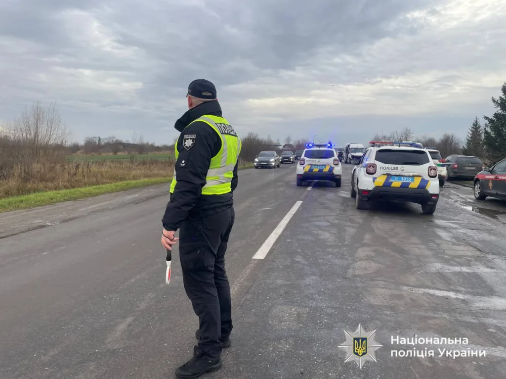 Поліція України контролює рух транспорту на дорозі