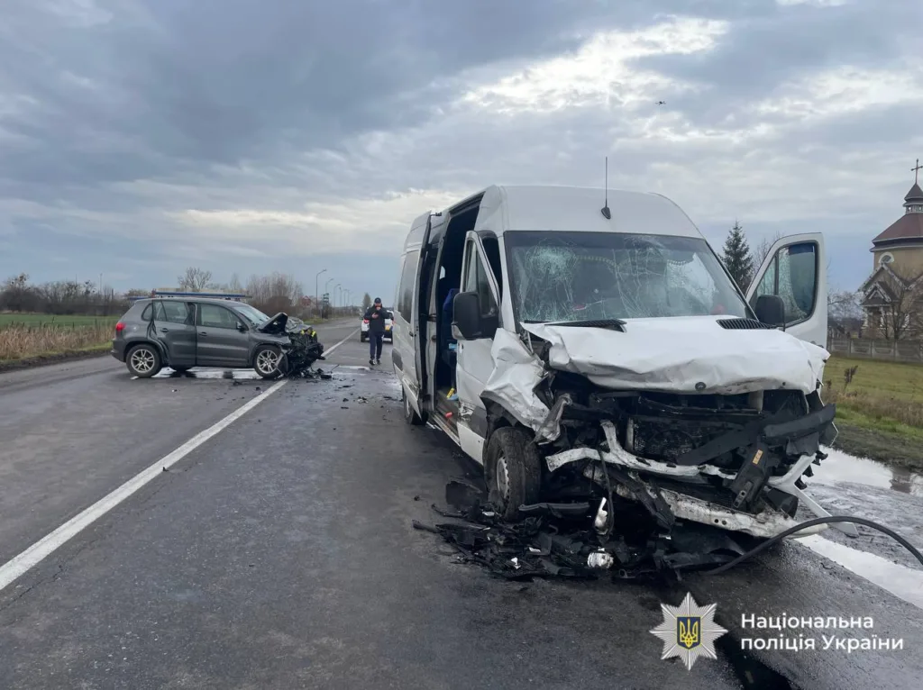 Дорожня аварія з мікроавтобусом і легковиком