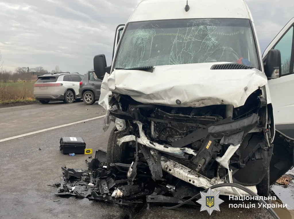 ДТП з пошкодженим білим мікроавтобусом на дорозі