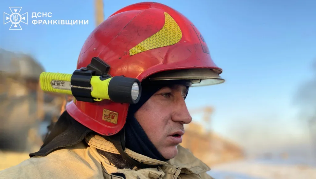 Український рятувальник у червоному шоломі на службі