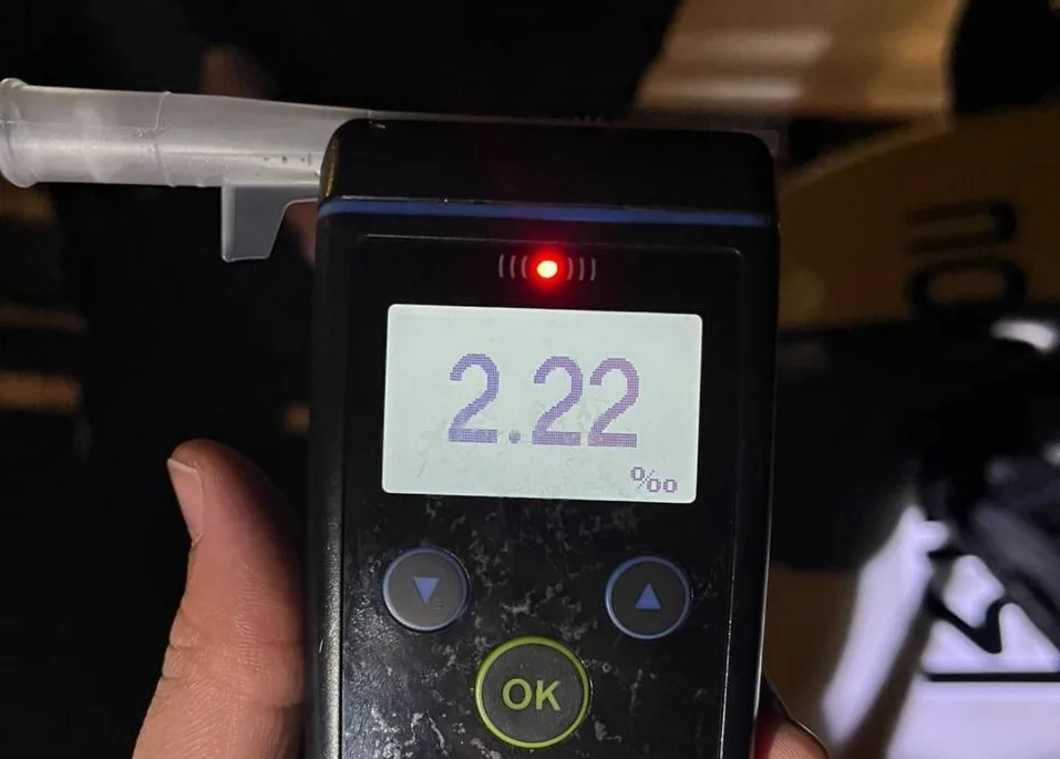 Алкотестер показує результат 2.22 проміле