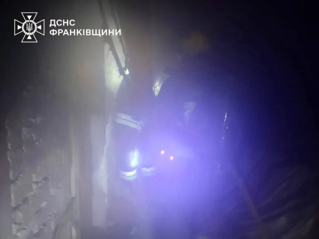 Рятувальники працюють у задимленому приміщенні