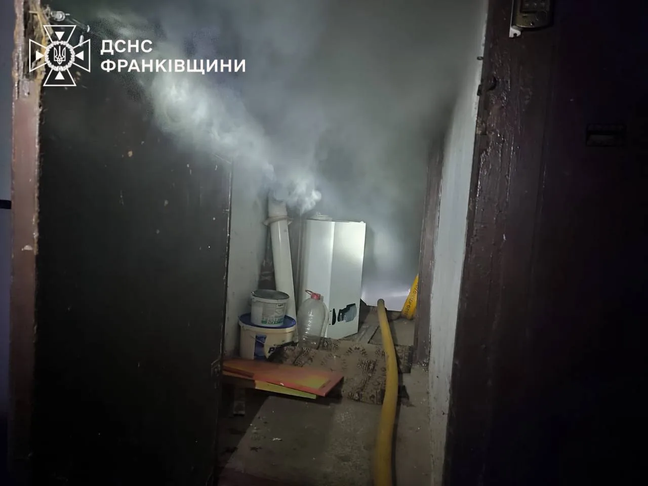 Дим у підвалі після пожежі, рятувальники ДСНС