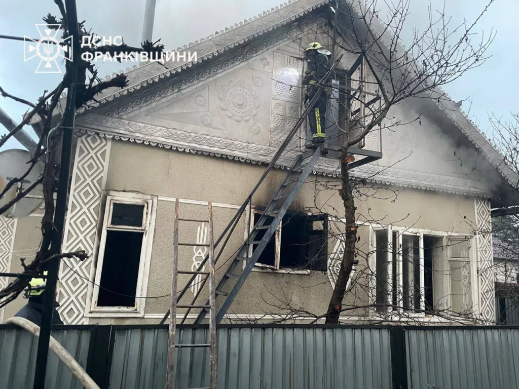 Пожежники гасять вогонь у житловому будинку