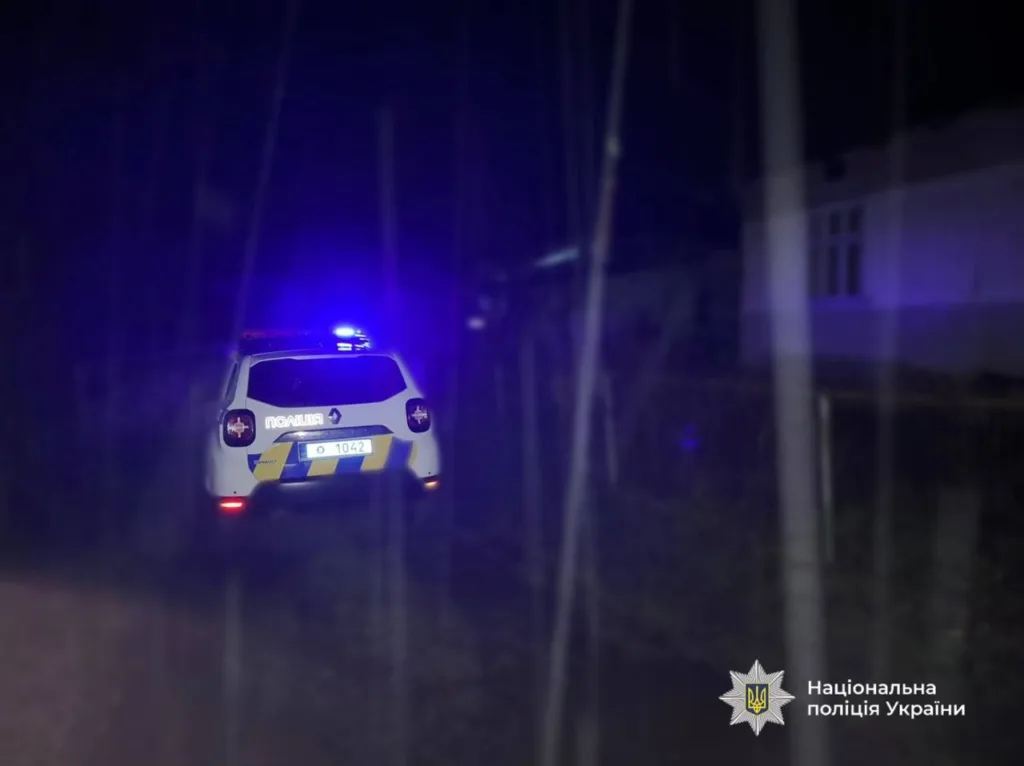 Поліцейський автомобіль з увімкненими сиренами вночі