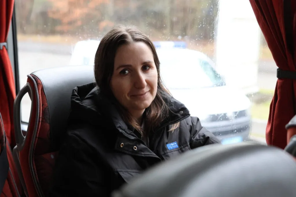 Жінка сидить у автобусі під час подорожі