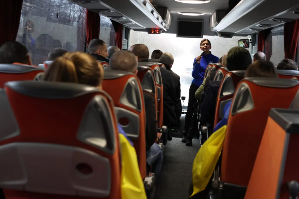 Люди слухають виступ у автобусі