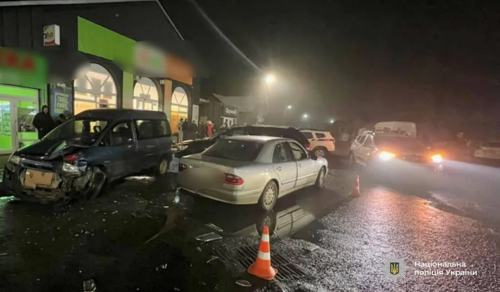 Дорожня аварія біля магазину вночі