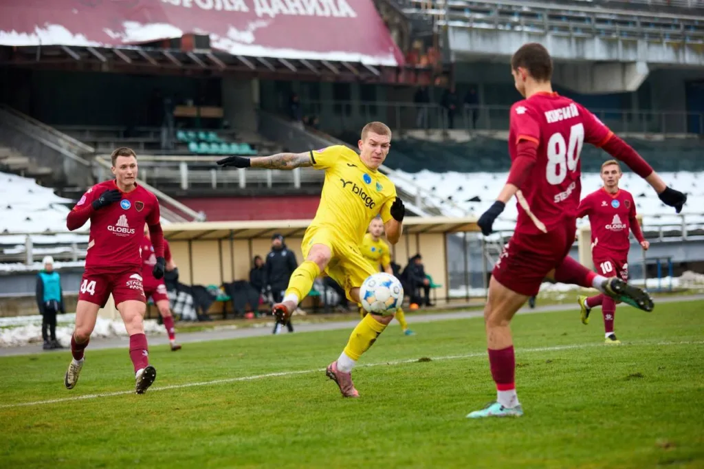 Футболісти борються за м'яч під час матчу