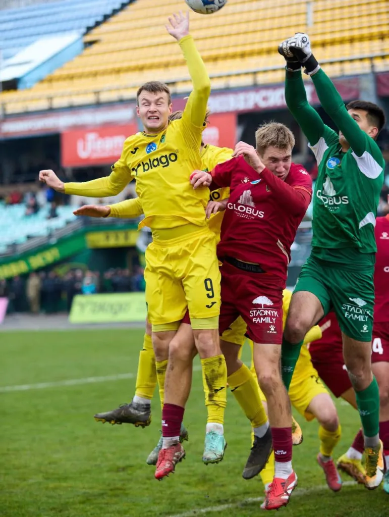 Футболісти борються за м'яч під час матчу
