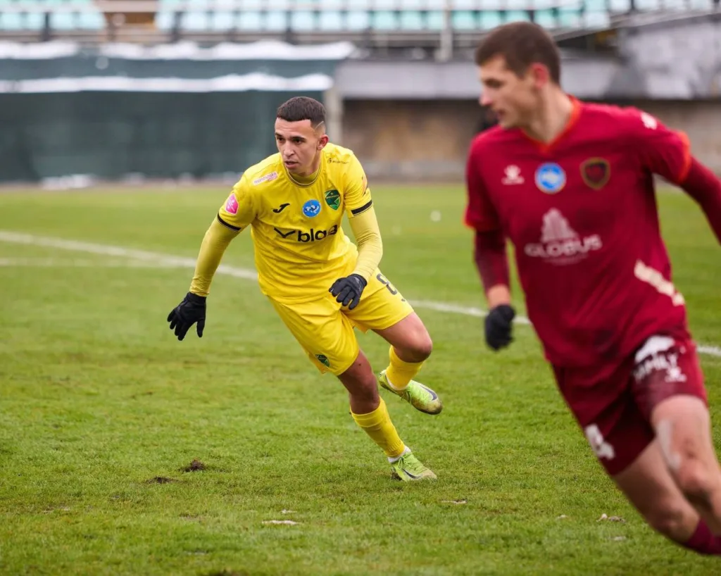 Футболісти змагаються на полі під час матчу