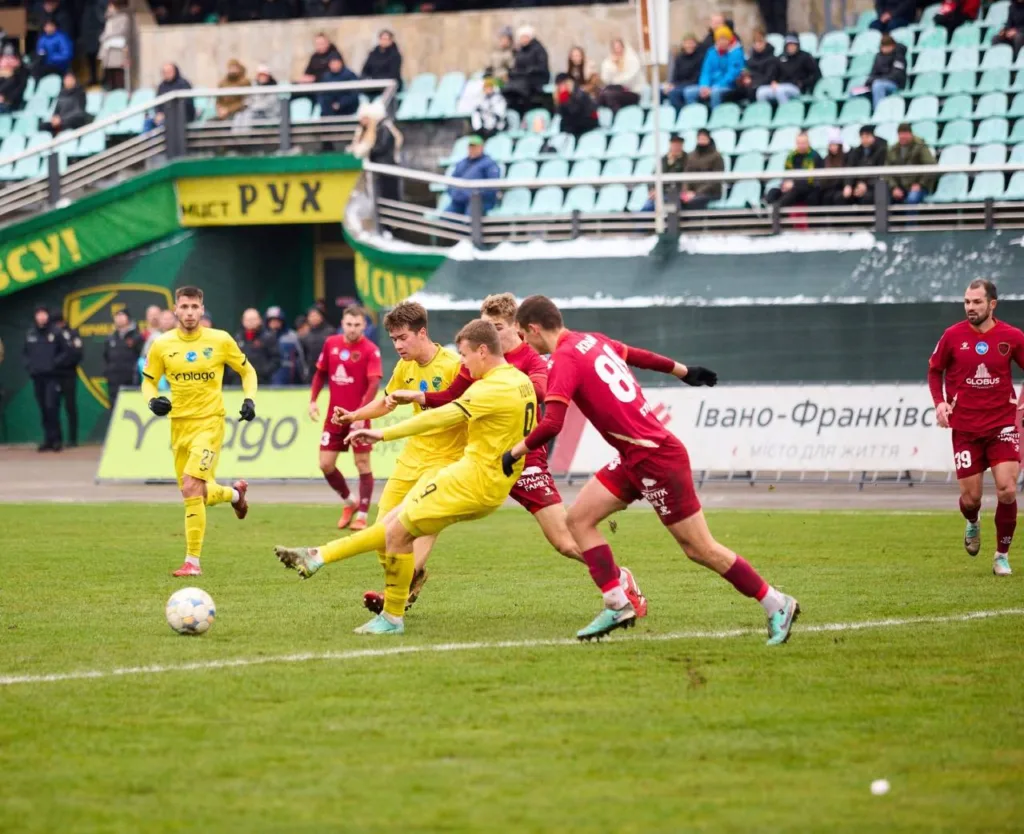 Футбольний матч команд у жовтій і бордовій формі