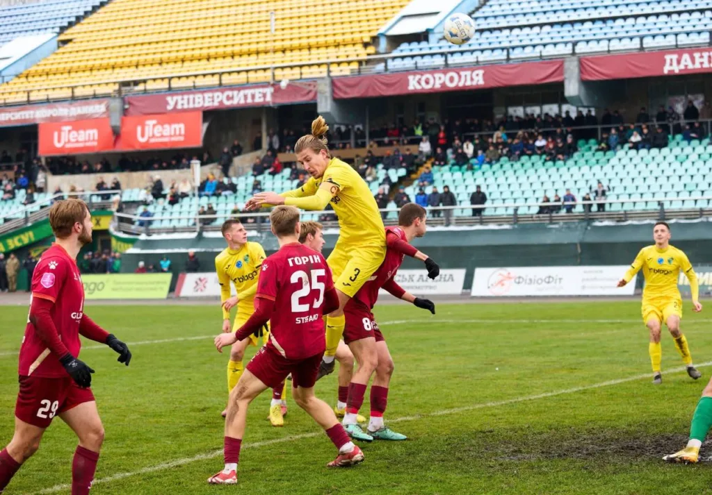 Футболісти борються за м'яч під час матчу