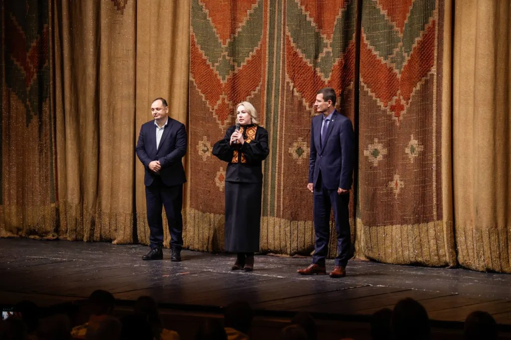 Виступ на сцені перед театральною завісою