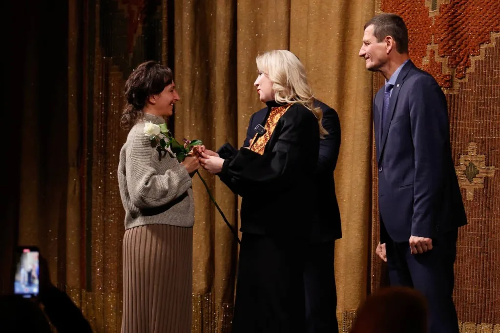 Вручення квітів на урочистій церемонії