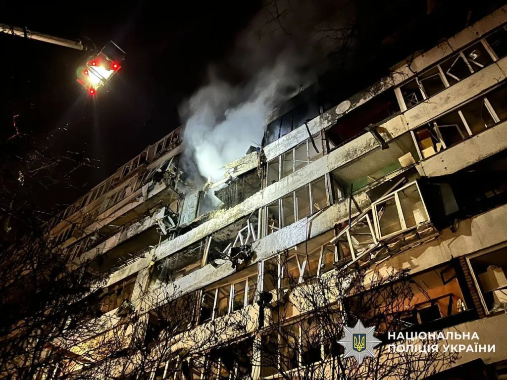 Пошкоджений будинок після вибуху вночі в Україні