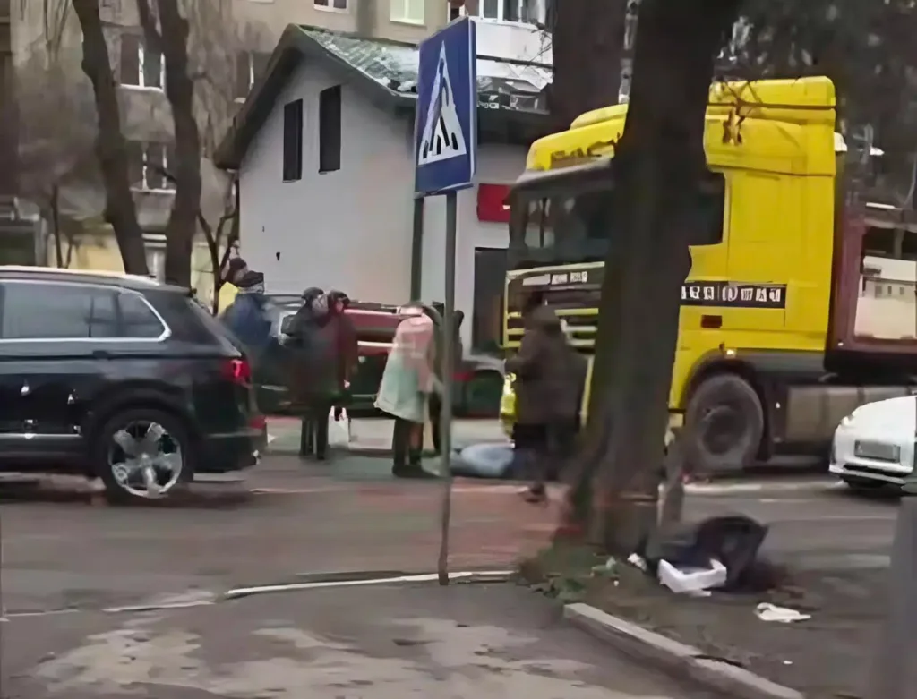 Дорожня аварія з вантажівкою та пішоходами в місті