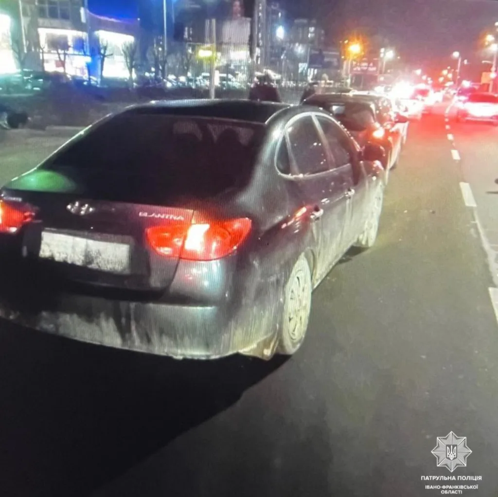 Автомобіль на нічній вулиці в Івано-Франківську