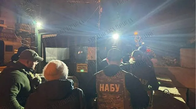 Операція НАБУ вночі біля будівлі