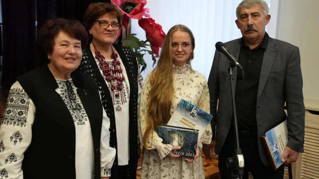 Група людей на церемонії нагородження в Україні