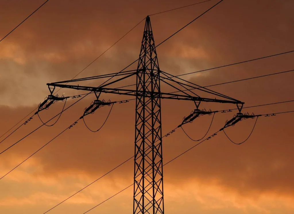 Електрична лінія на тлі заходу сонця