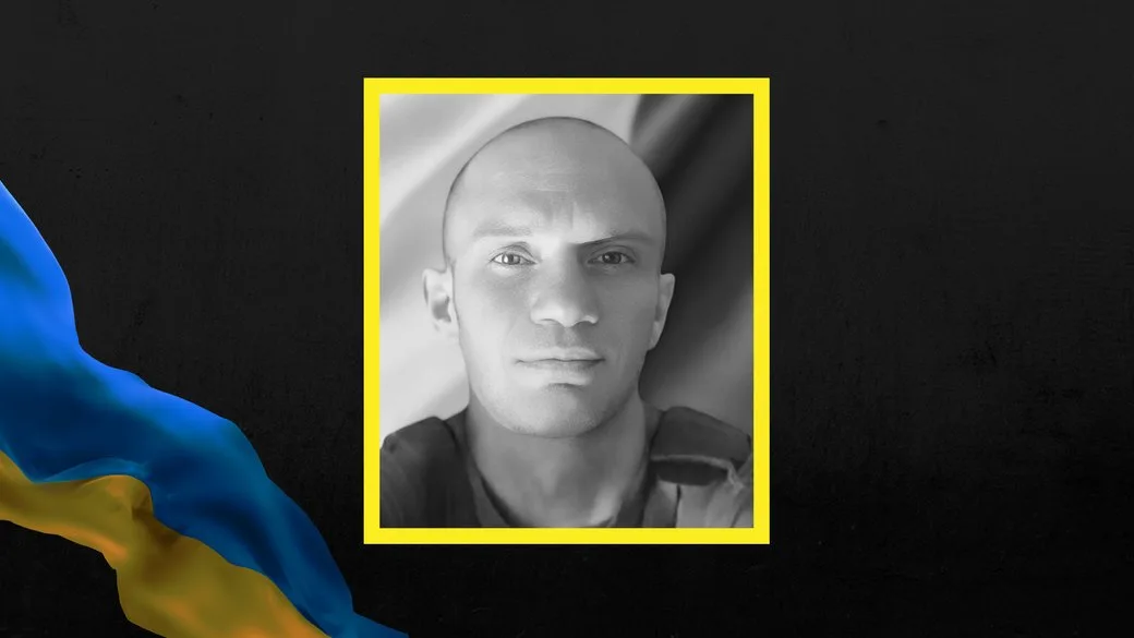 Чорно-біле фото українського військового з прапором