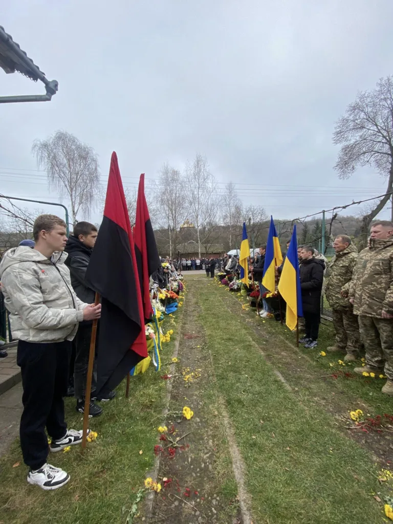 Церемонія вшанування пам’яті з прапорами України