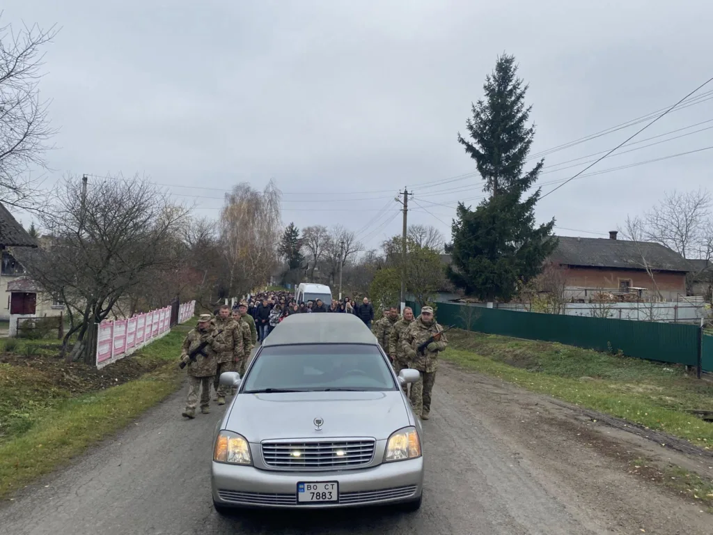 Військові супроводжують катафалк селом