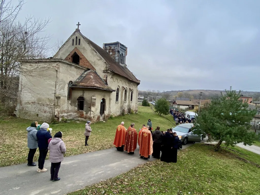 Процесія біля старої церкви в селі